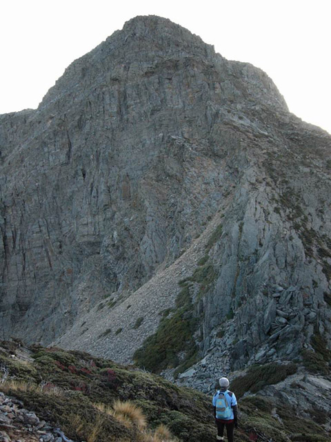 東峰看起來很嚇人，其實不難爬