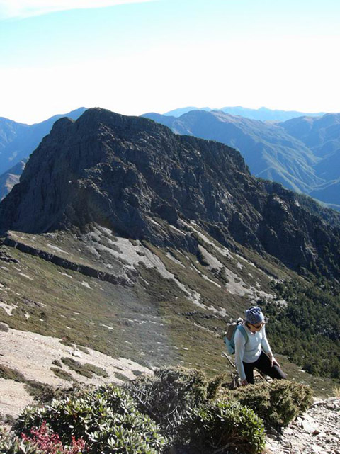 回程從主峰回望東峰